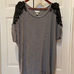 Cj banks 2x striped top with peekaboo shoulders